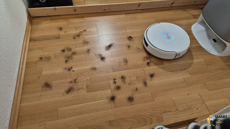 Der Narwal Flow im Saugtest bei Haaren im Test, vorher ist der Boden voller Haare.